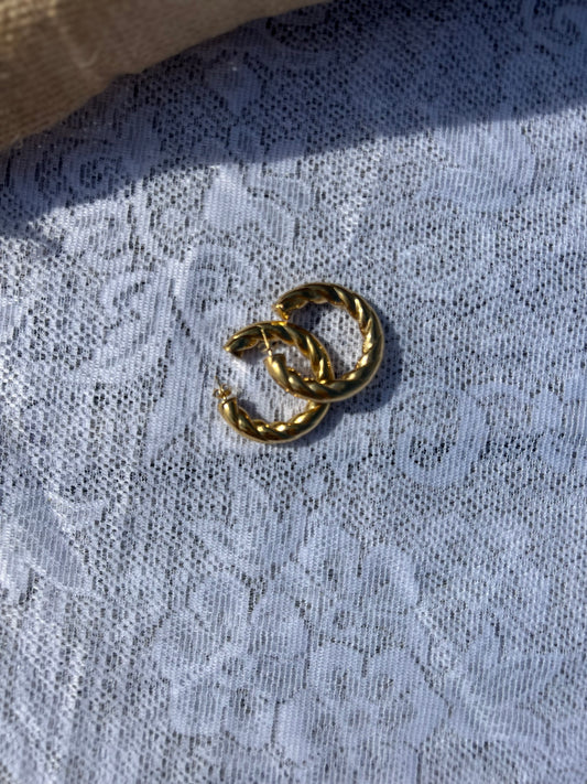 Medium Twisted Hoops